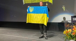 Slavni glumac nakon primljene nagrade na pozornici podigao ukrajinsku zastavu
