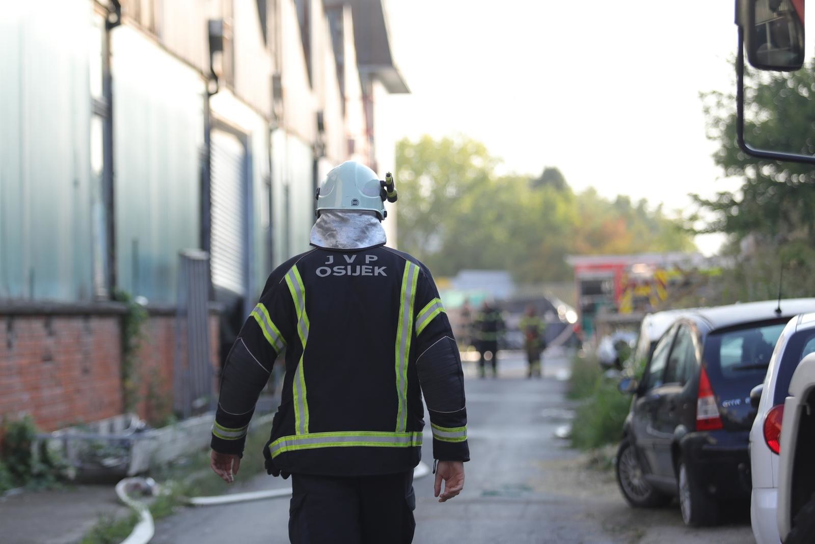 Izbio požar u obiteljskoj kući kod Osijeka, jedna osoba je poginula