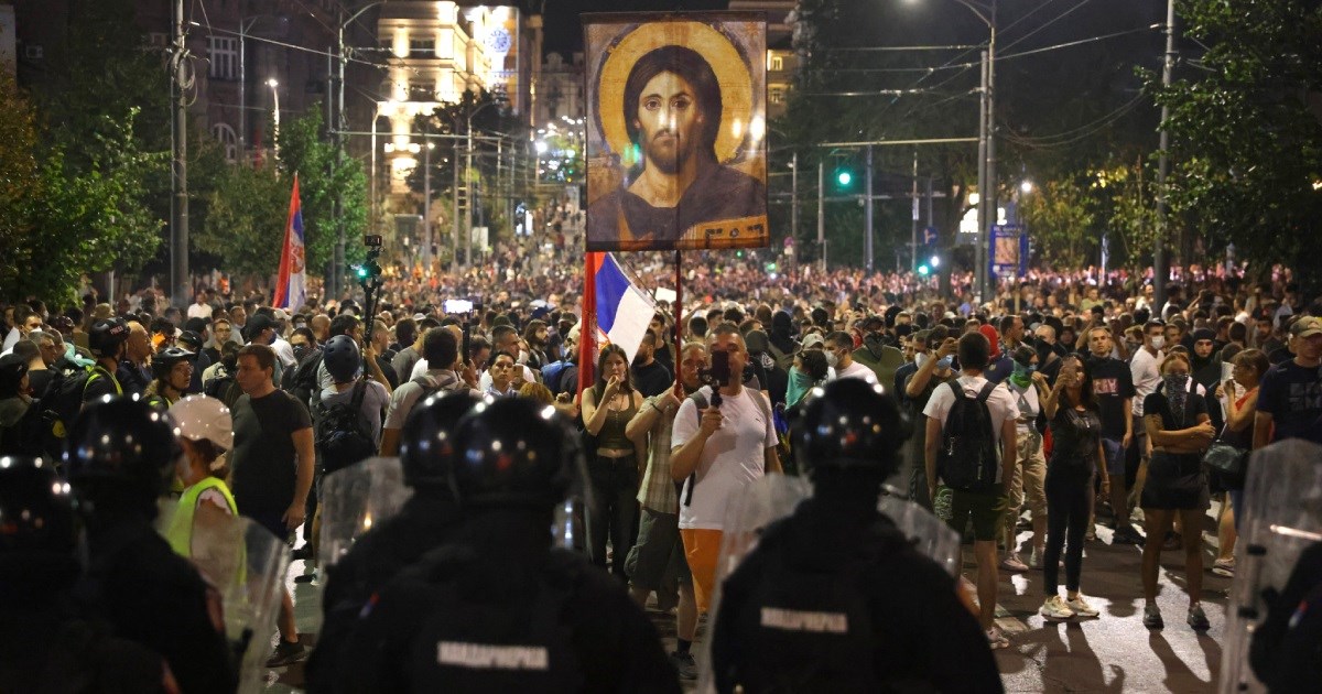 Održani prosvjedi u Srbiji. Policija rastjerala ljude u Beogradu, sukob i u Nišu