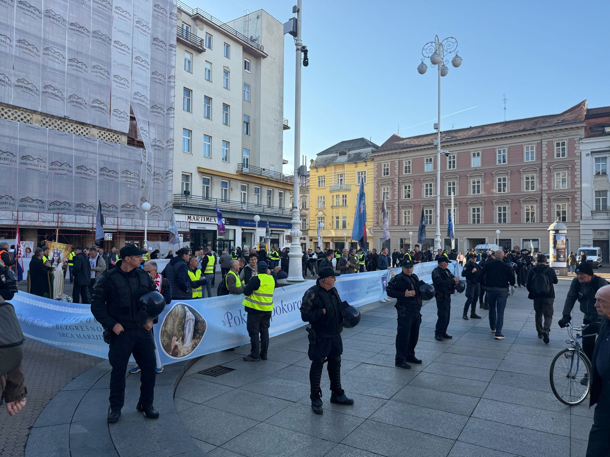 FOTO I VIDEO Klečavci su bili na Trgu bana Jelačića. Policija privela jednu osobu
