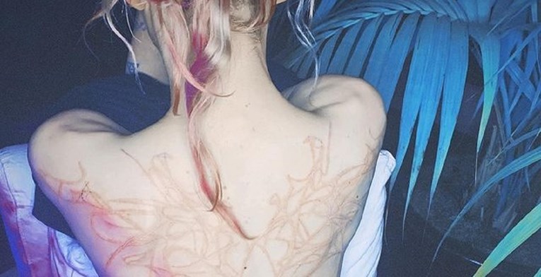 Muskova djevojka pokazala ogromnu tetovažu na leđima: Predivni izvanzemaljski ožiljci