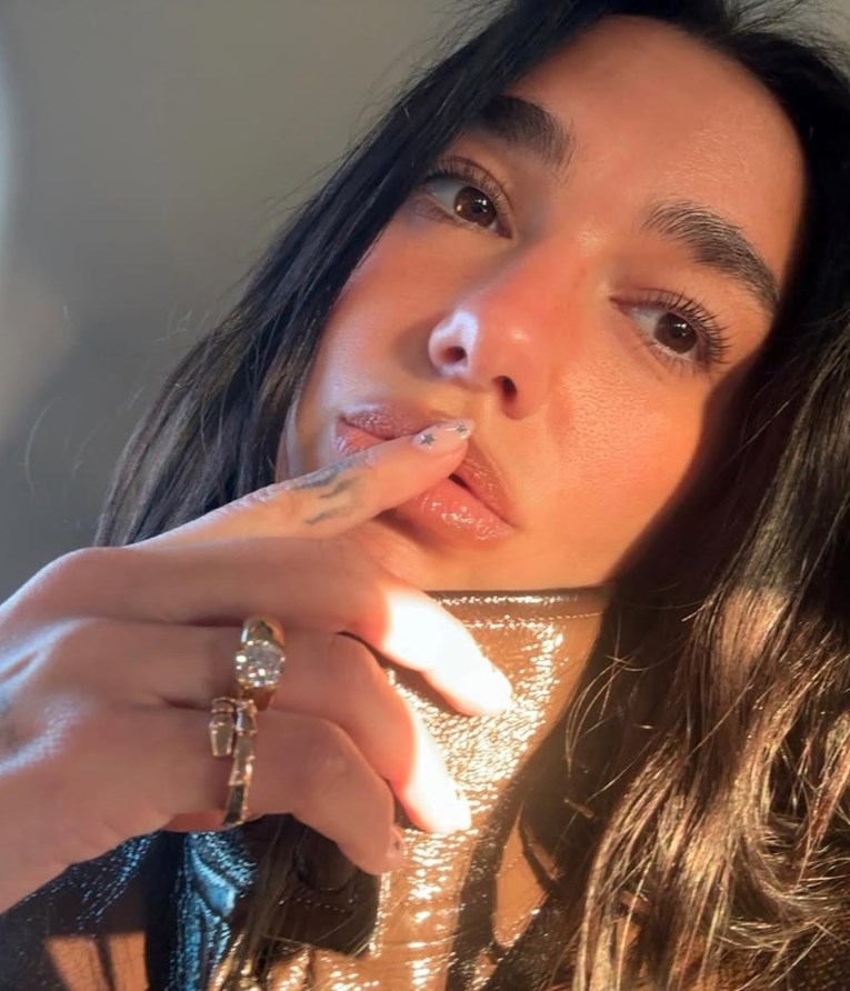 "Wow": Dua Lipa oduševila minimalističkom manikurom sa zvjezdicama