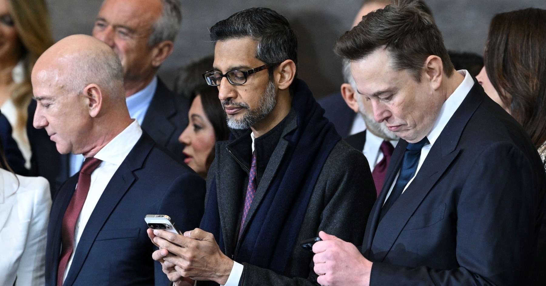 Tech milijarderi na inauguraciji Donalda Trumpa buljili u mobitele