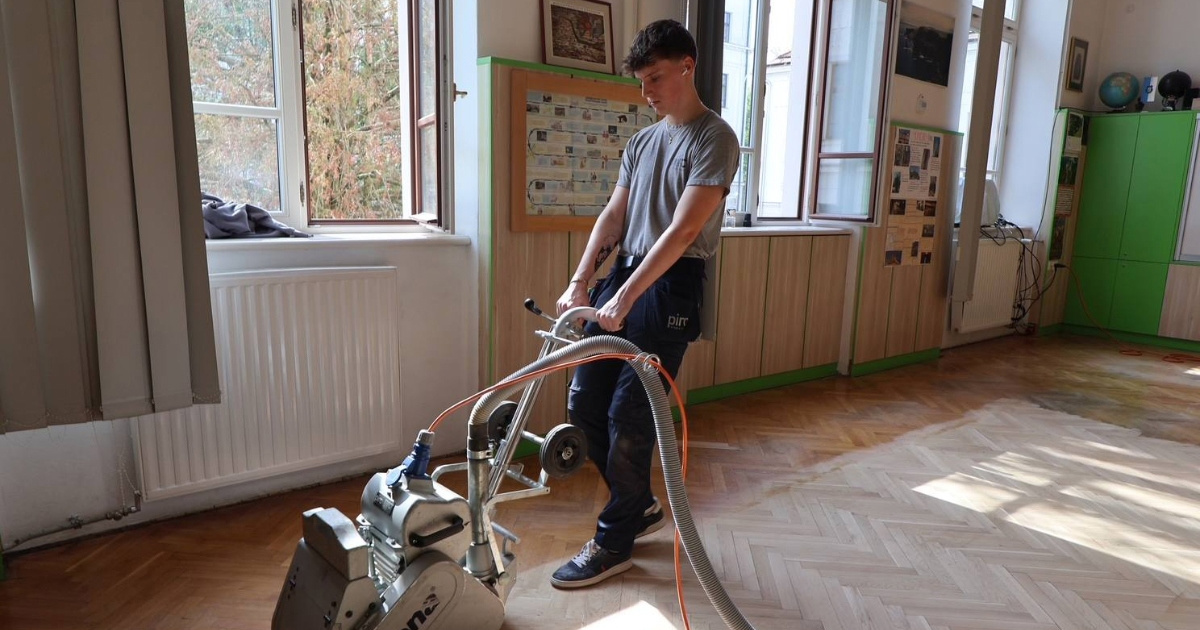Dok su drugi bili na praznicima, Jan je obnovio parket u školskoj učionici