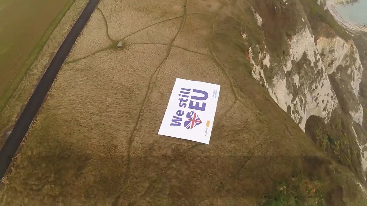 Proeuropski aktivisti u Doveru razapeli natpis "Još uvijek volimo EU“