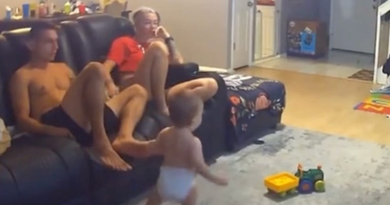 Beba napravila prve neočekivane korake pred roditeljima, kamera je sve snimila