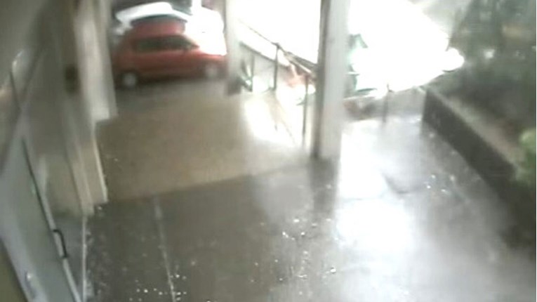 VIDEO Pogledajte trenutak kada je olujni vjetar otkinuo krov vijećnice u Dugoj Resi