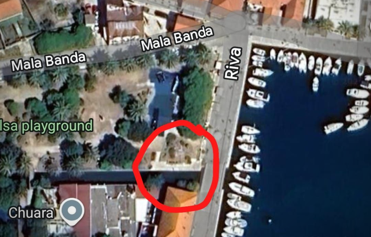 Općina Jelsa: Bomba je kod rive, ne prilazite