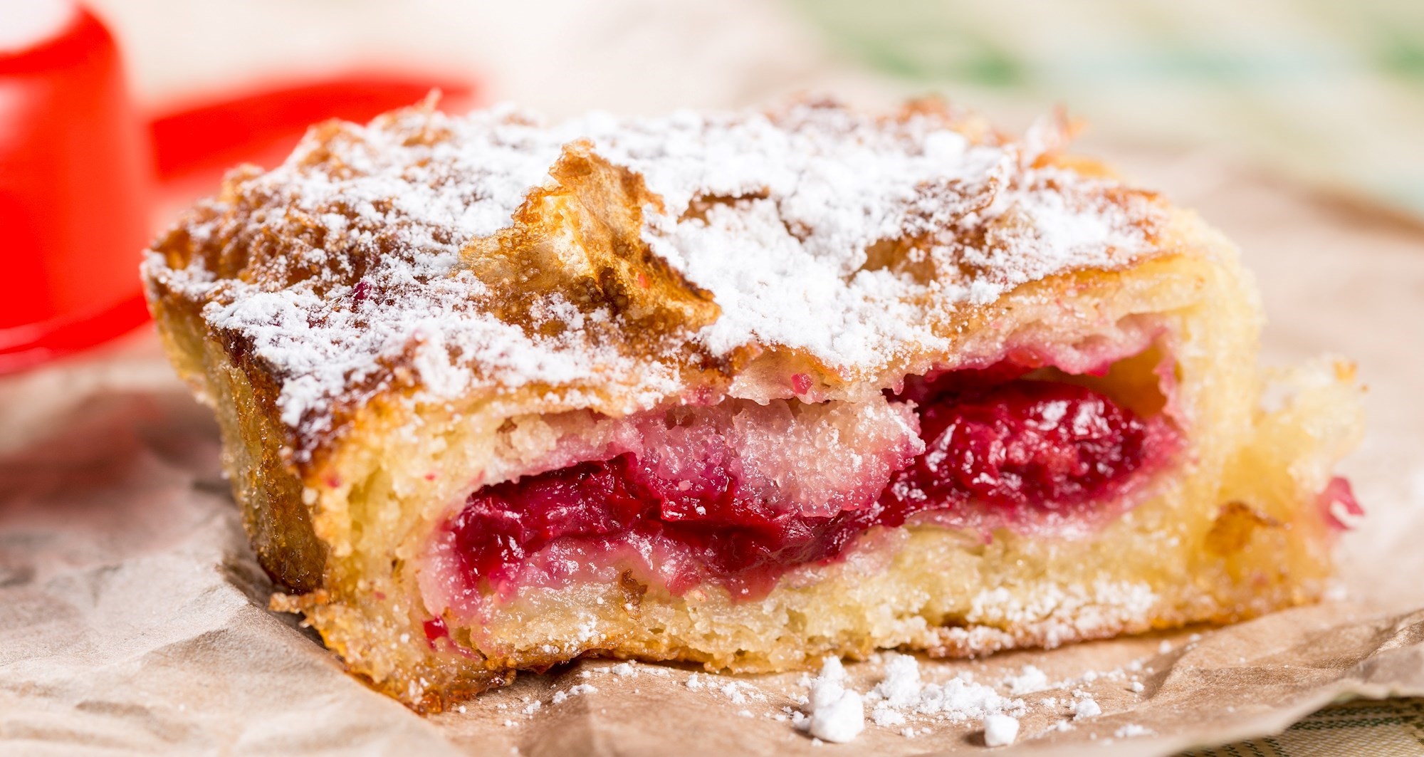 Švapska pita: Sočna savijača s višnjama, jogurtom i grizom