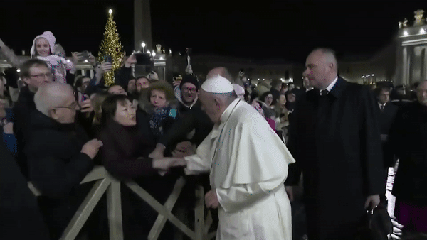 Papa se ispričao nakon što je udario hodočasnicu