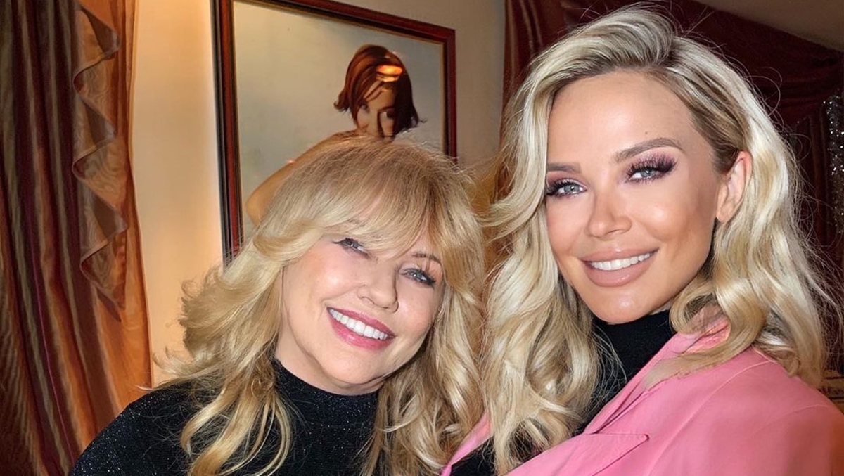 Maja Šuput pozirala s mamom, fanovi uočili zanimljiv detalj u pozadini