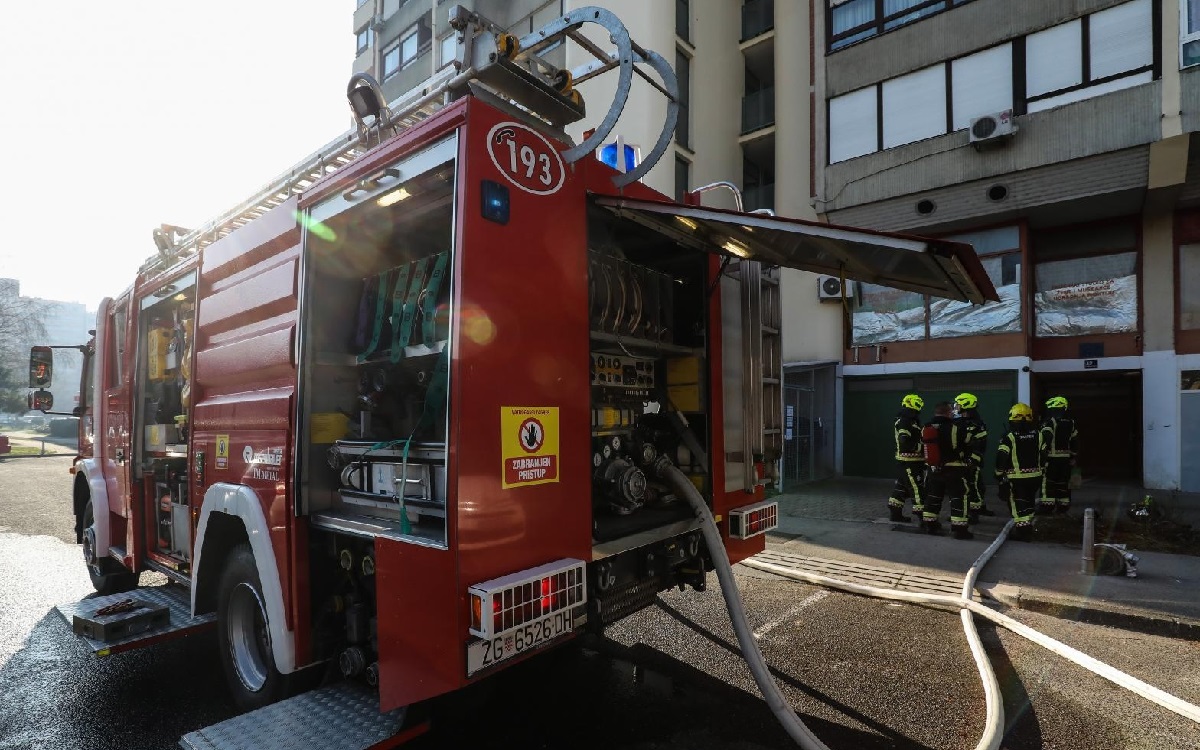 FOTO U garaži zagrebačke Mamutice gorjela tri automobila