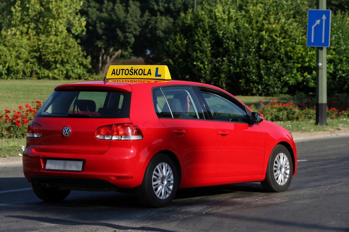 Instruktor u zagrebačkoj autoškoli bludničio nad mladom djevojkom, osuđen je