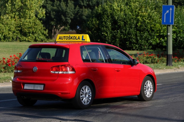 Instruktor u zagrebačkoj autoškoli bludničio nad mladom djevojkom, osuđen je