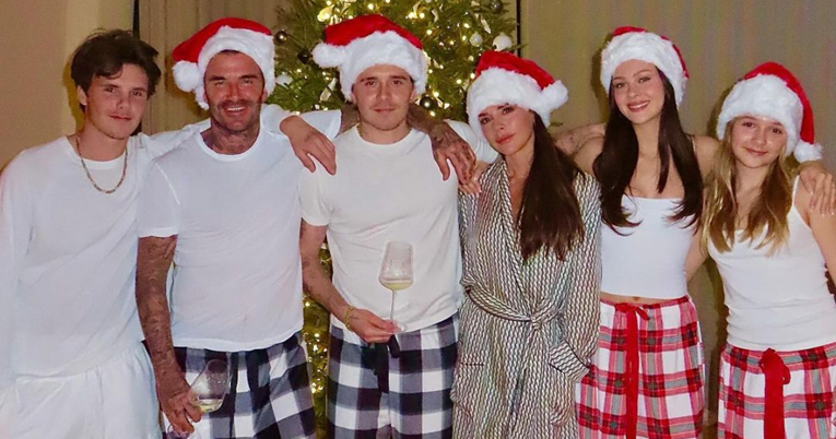 Victoria Beckham objavila božićnu čestitku, fanovi je kritiziraju zbog jednog detalja