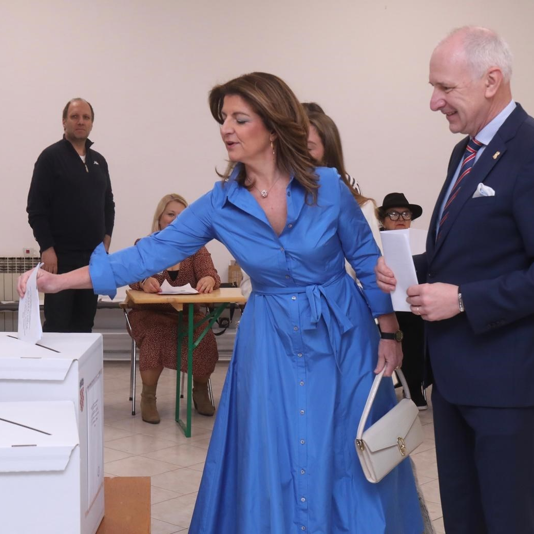 Krstulović Opara došao glasati s obitelji, supruga Daniela nosila dugu plavu haljinu