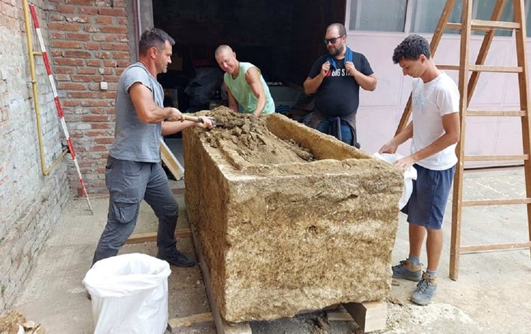 FOTO I VIDEO Otvoren rimski sarkofag u Vinkovcima, pogledajte što je bilo unutra
