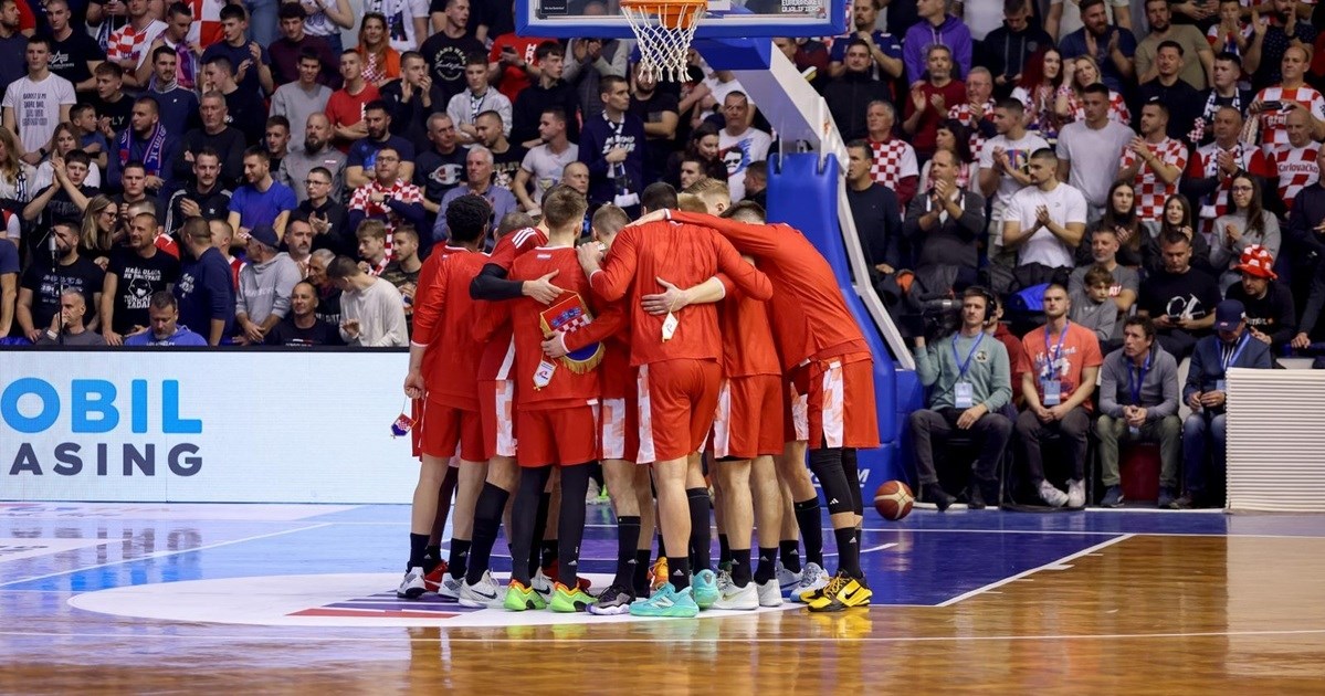 Hrvatski navijači skandirali "Za dom spremni" na utakmici s Francuskom u Zadru