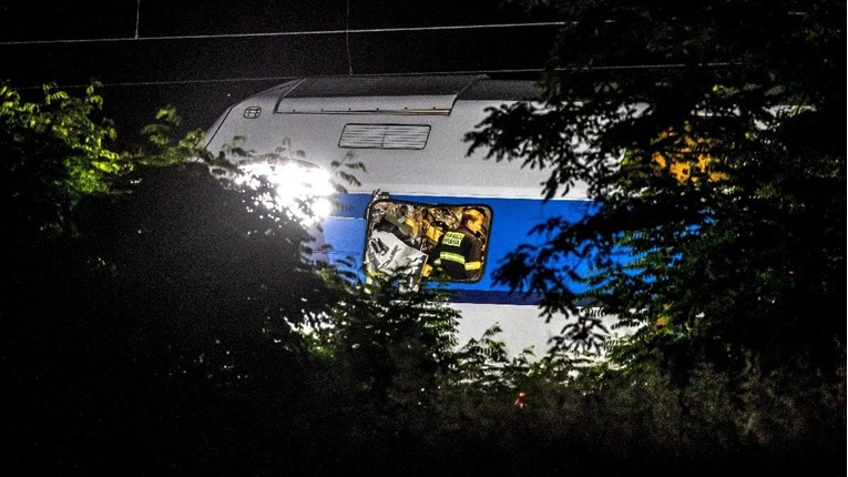 U sudaru vlakova u Češkoj poginule tri osobe, osmero teško ozlijeđeno