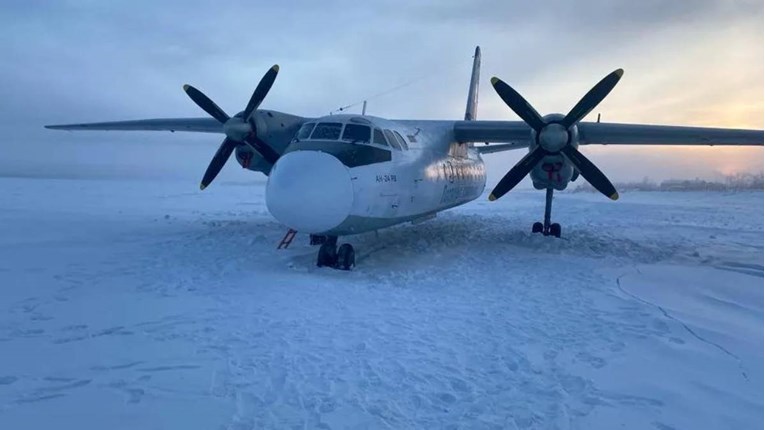 Pilot ruskog aviona greškom sletio na zaleđenu rijeku. U njemu bilo 30 putnika