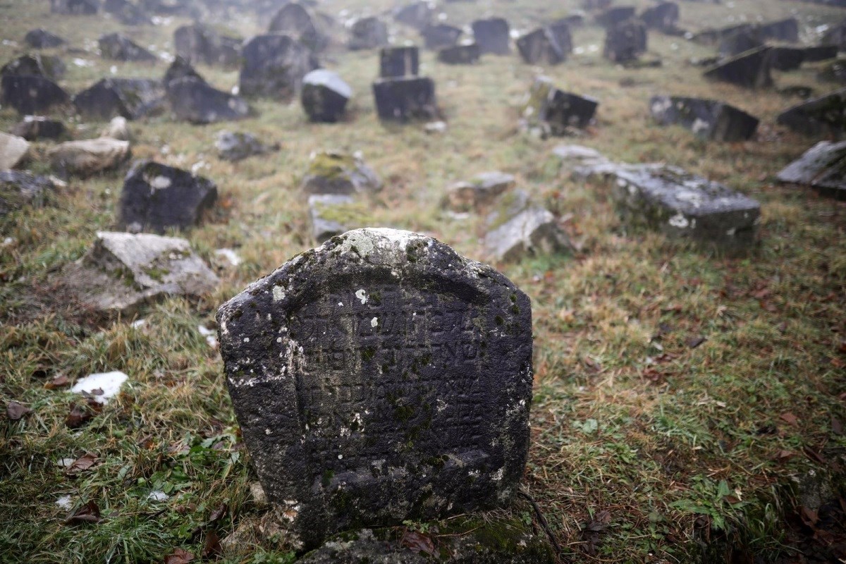 Oskvrnuto židovsko groblje u Mostaru, napadnuta jedna članica zajednice