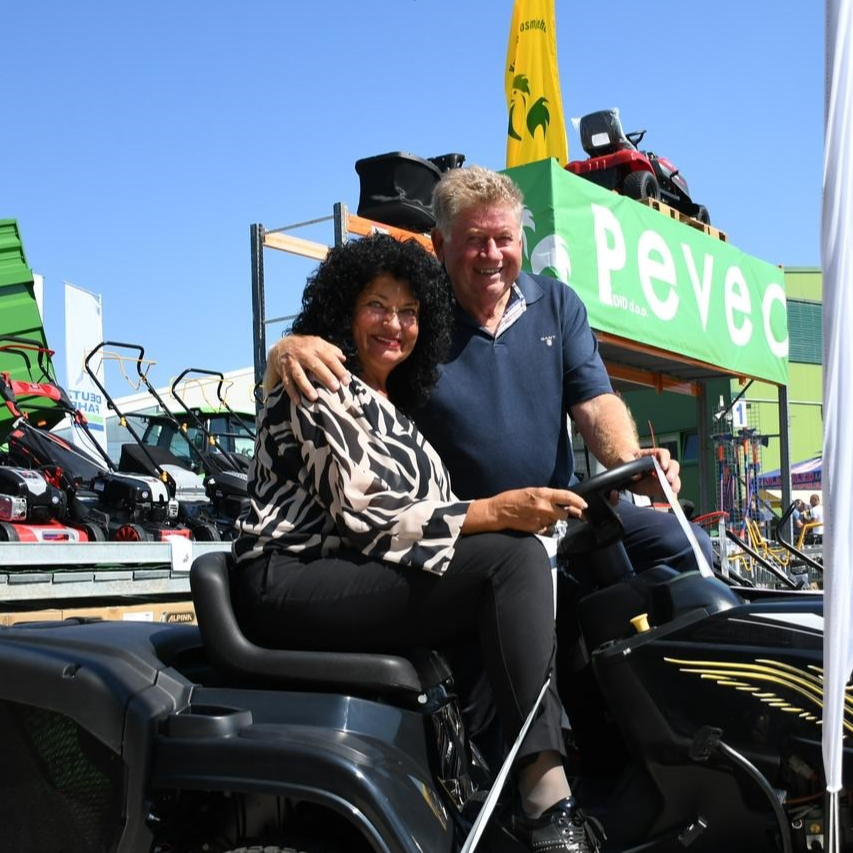 Višnja i Zdravko Pevec na sajmu u Gudovcu. Jako su ponosni jer imaju najviši traktor