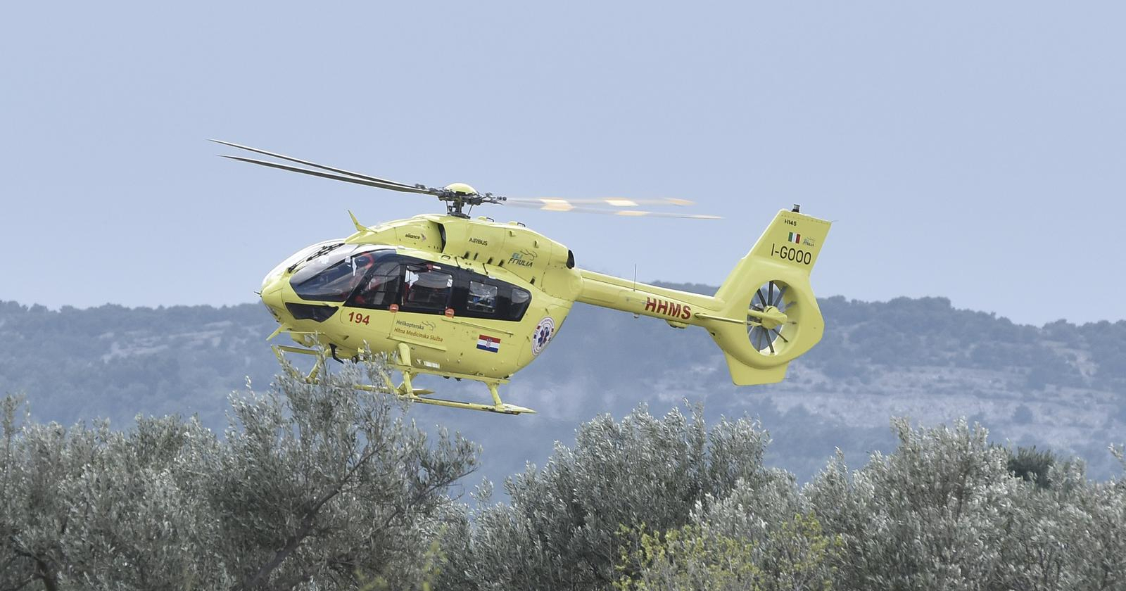 Nesreća kod Plitvica. Kombi visio nad provalijom, helikopter prevezao djecu u bolnicu