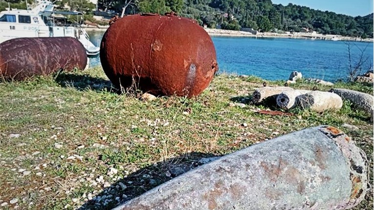 FOTO Iz mora kod Malog Lošinja izvađeno nekoliko bombi iz Drugog svjetskog rata