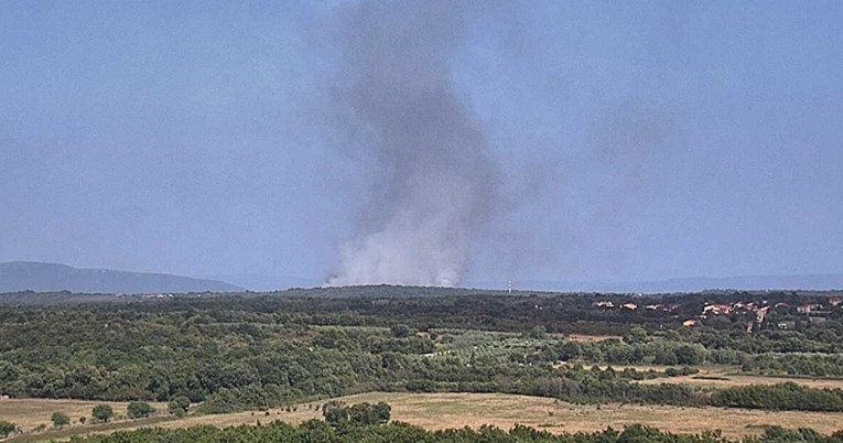 Lokaliziran požar kod Pule, stigli kanaderi. "Ljudi su štitili svoje parcele"