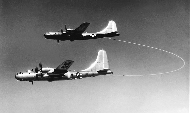 SAD je tada fascinantnim pothvatom aviona B-50A demonstrirao svoju moć