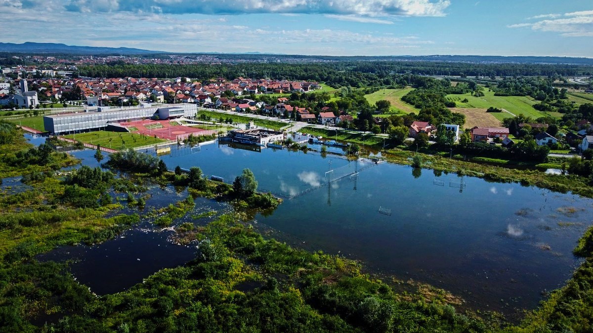 FOTO I VIDEO Pogledajte potopljeno nogometno igralište u Ivanji Reki