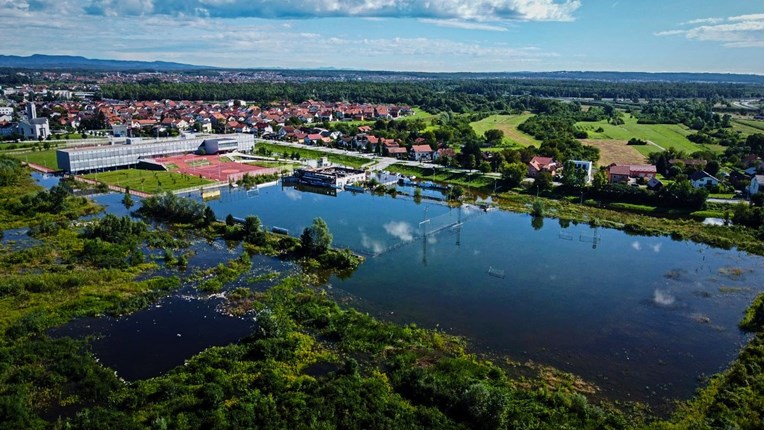 FOTO I VIDEO Pogledajte potopljeno nogometno igralište u Ivanji Reki