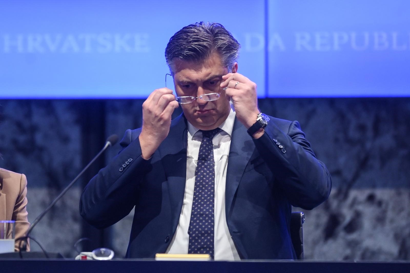 Plenković prvo o šahovskom turniru pa tek onda o velikoj aferi. Donesena nova odluka