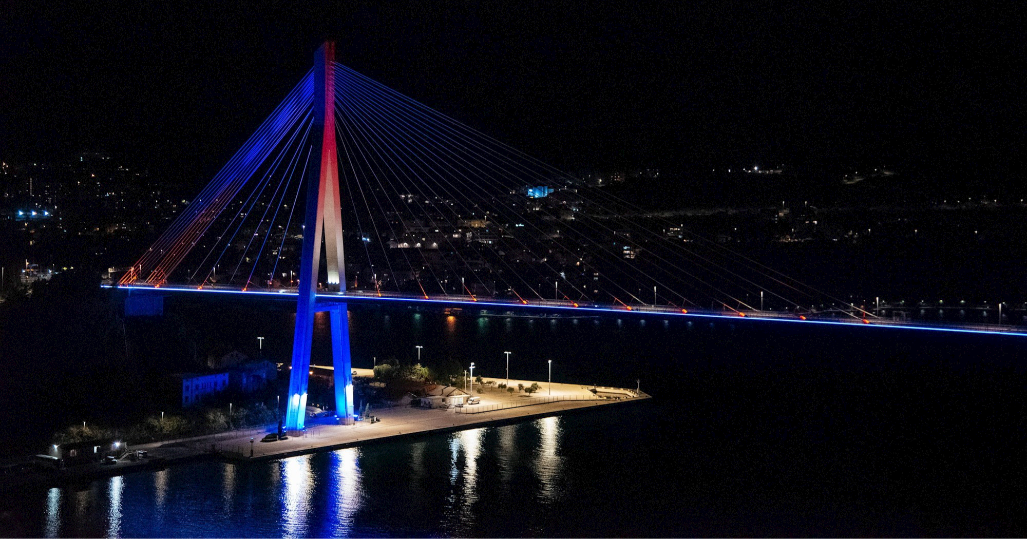 Dubrovački most dr. Franje Tuđmana zasvijetlio u bojama hrvatske zastave