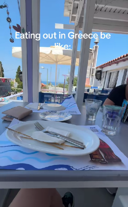 Ručala sama na odmoru u Grčkoj, a onda joj se za stolom pridružio poseban gost