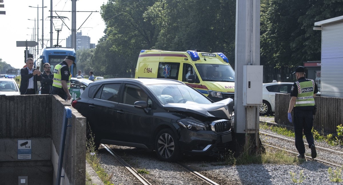 Vozaču u Zagrebu pozlilo u vožnji, umro je. Auto sletio na tramvajsku prugu