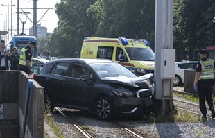 Vozaču u Zagrebu pozlilo u vožnji, umro je. Auto sletio na tramvajsku prugu