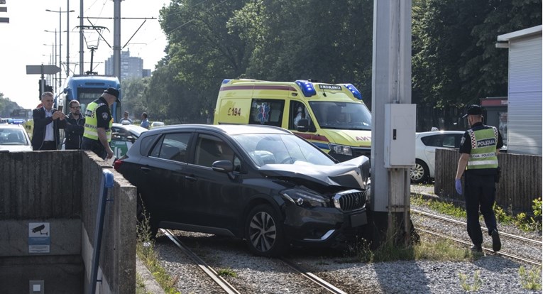 Vozaču u Zagrebu pozlilo u vožnji, umro je. Auto sletio na tramvajsku prugu