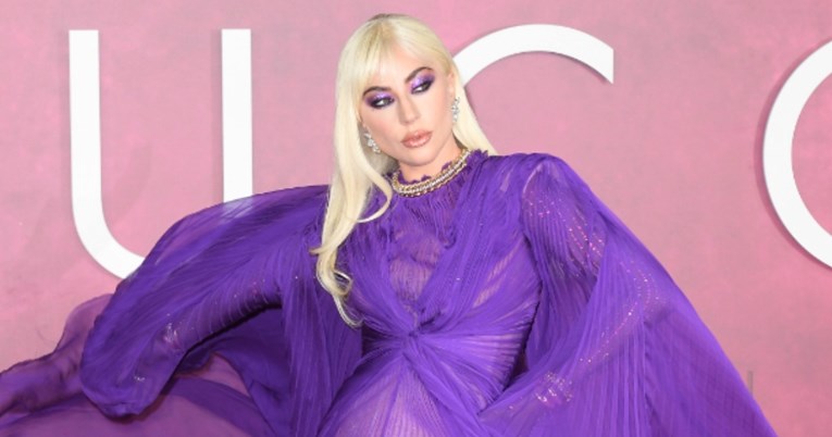 Lady Gaga u neobičnoj haljini i čizmama ukrala pažnju na premijeri filma u Londonu