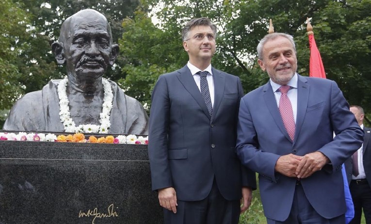 Bandić i Plenković na zagrebačkom Bundeku otkrili bistu Gandhija