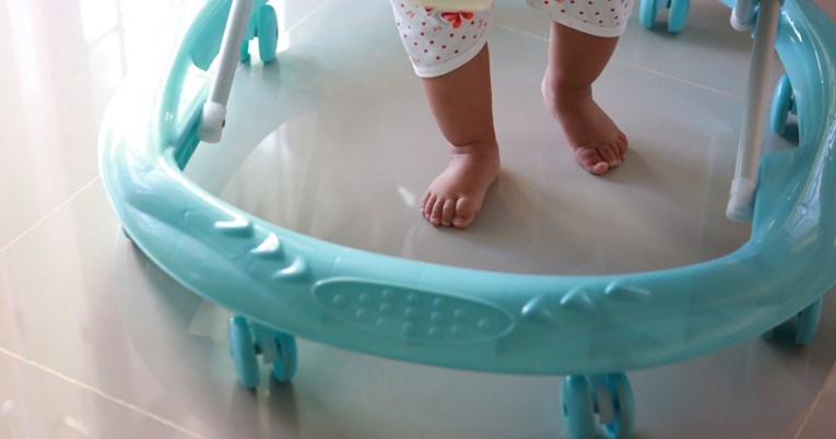 Liječnica podijelila razloge zašto nikada ne biste trebali staviti dijete u hodalicu