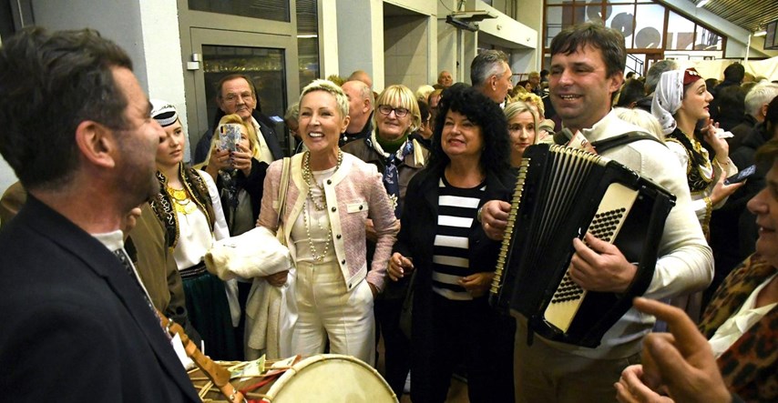 VIDEO Višnja Pevec i ambasadorica Srbije u RH pjevale i plesale kolo uz harmoniku