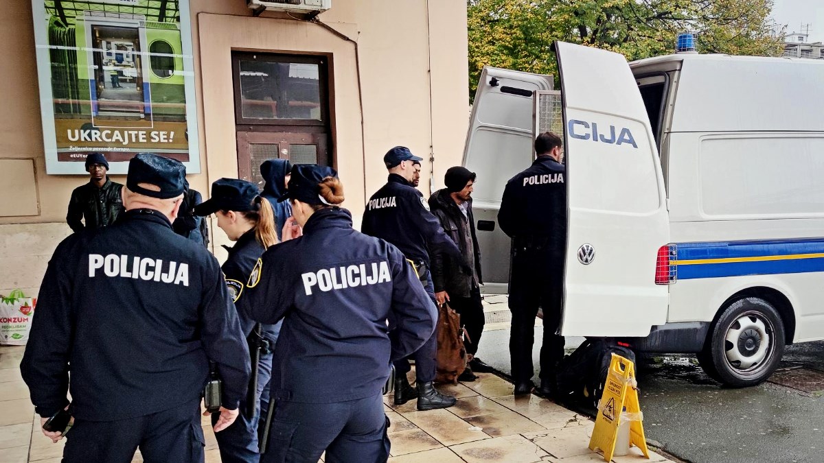 Uhićen dvojac zbog pokušaja šverca 33 migranta. Prevozili su ih u bunkeru