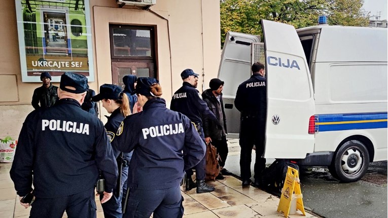 Uhićen dvojac zbog pokušaja šverca 33 migranta. Prevozili su ih u bunkeru