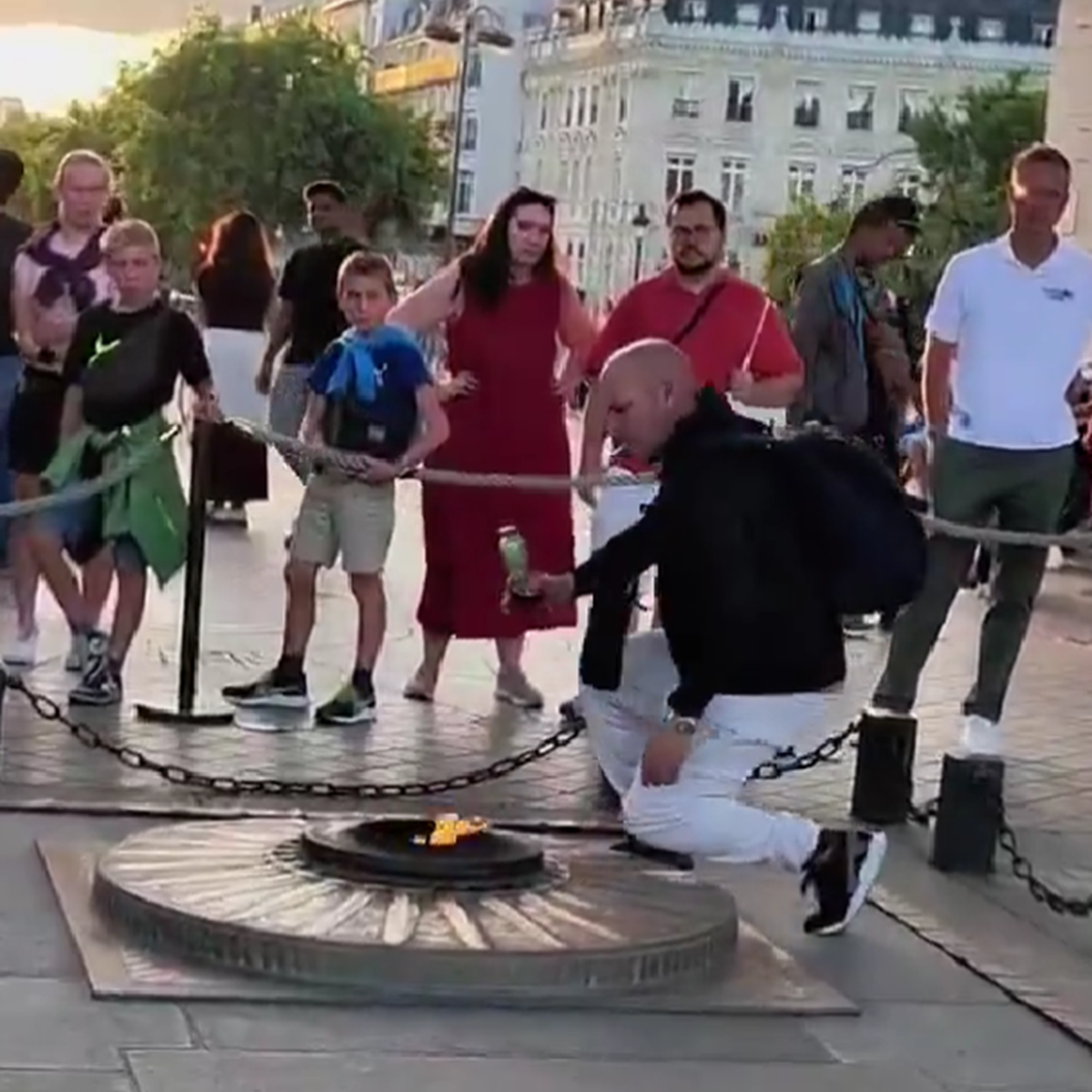 VIDEO Marokanac zapalio cigaretu pomoću vječnog plamena na grobnici u Parizu