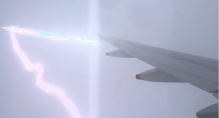 VIDEO Munja pogodila avion iznad Britanije