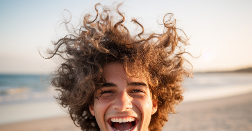 Nova studija pokazala da kovrčava kosa najbolje štiti glavu od sunca i vrućine