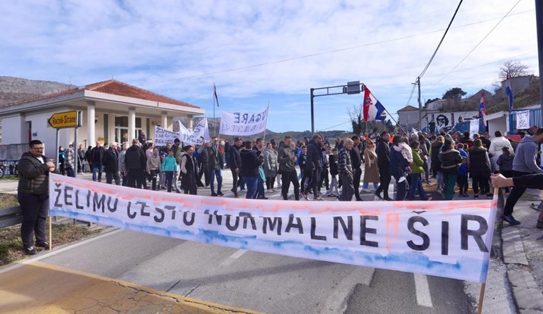 Mještani Tugara prosvjedovali, traže obnovu ceste. "Strahujemo za svoju djecu"