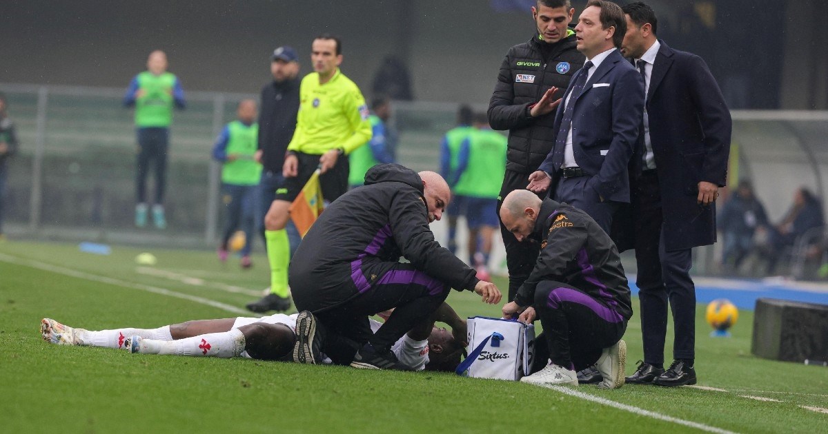 Napadač Fiorentine srušio se na terenu nakon udarca u glavu. Odvezen je u bolnicu