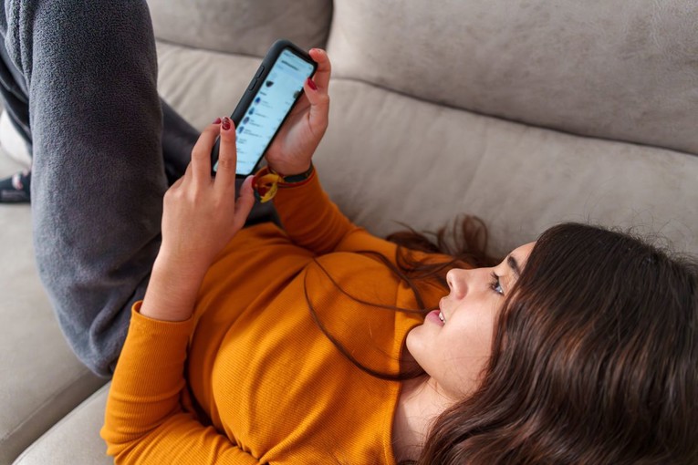 Više od 60% maloljetnika u Australiji i dalje je na društvenim mrežama unatoč zabrani